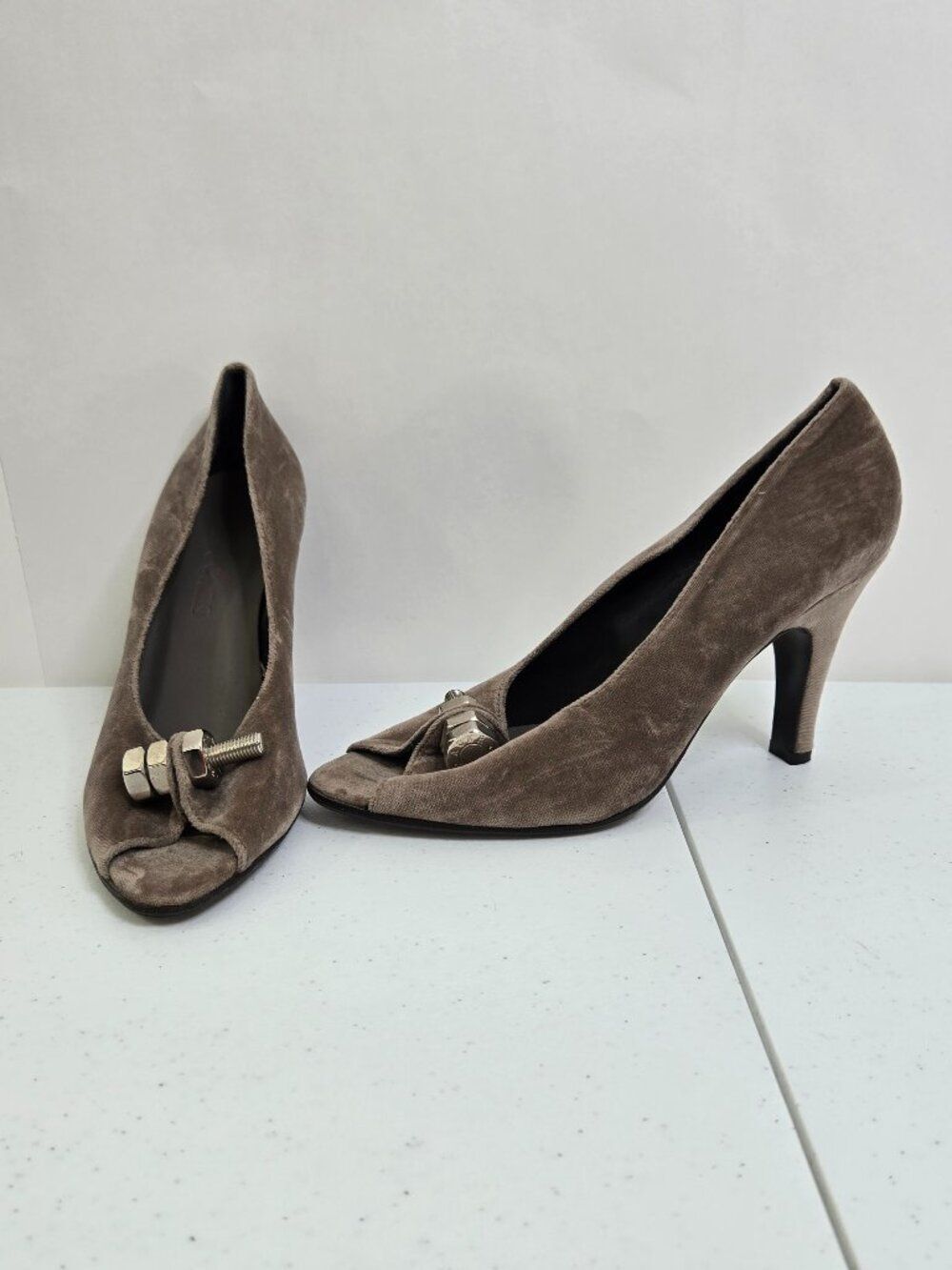 Acne Jeans Studio Heels 39 8 Beige Velvet Nut Bolt Screw Pumps Peep Toe Gray New